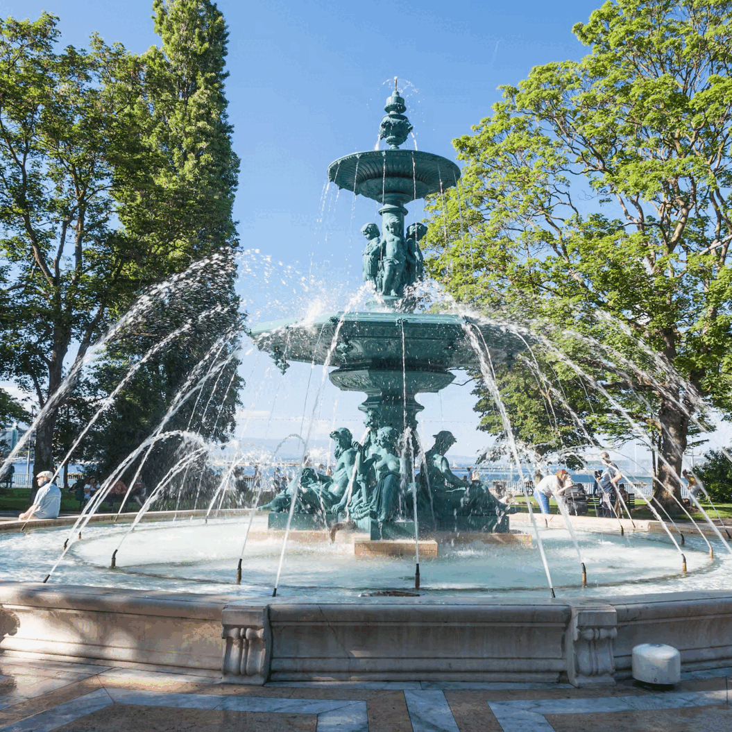 In Schweizer Städten fällt Wasser besonders durch die vielen Brunnen auf, aus denen oft das ganze Jahr über Trinkwasser von hoher